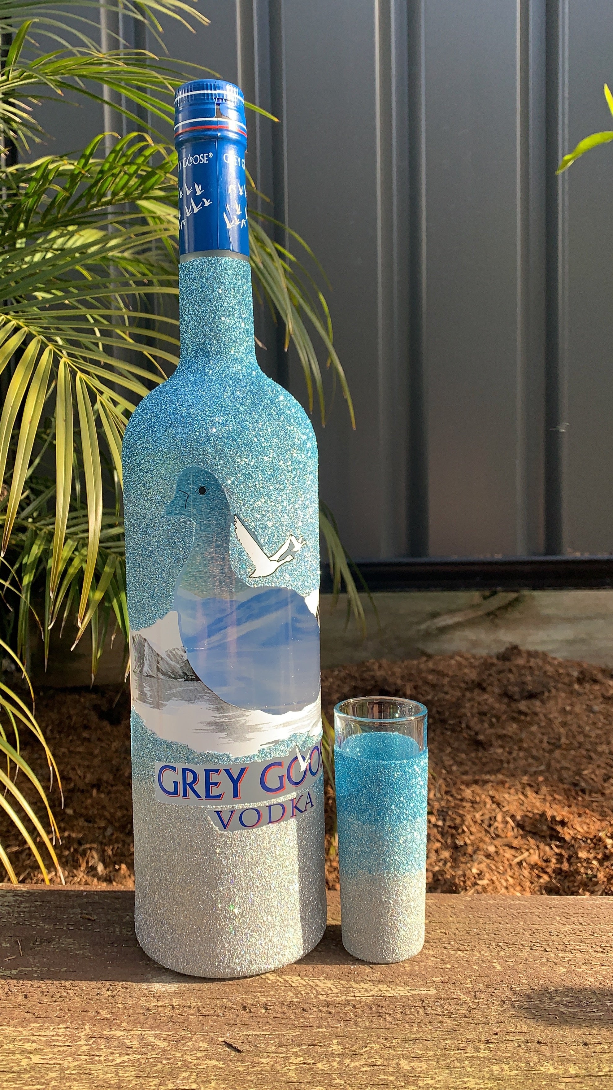 700ml Grey Goose + Shot Glass